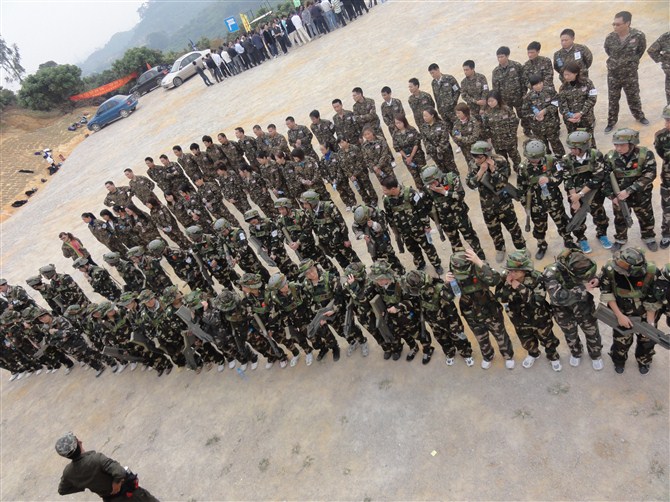 东莞真人cs野战训练大队人马图