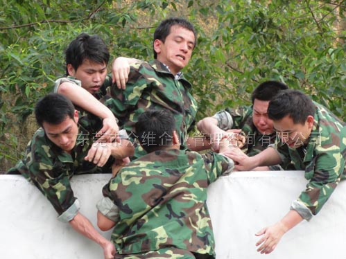 东莞拓展训练风采：加油！加油！