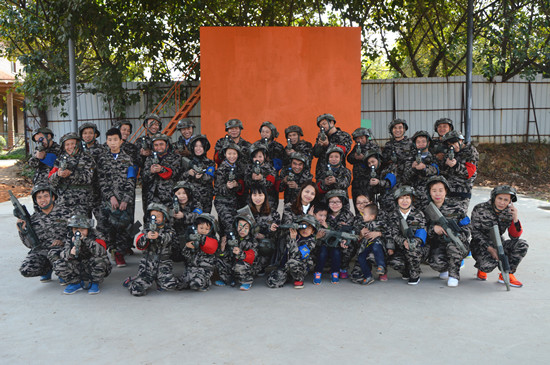 东莞新洲印刷有限公司打真人CS野战活动